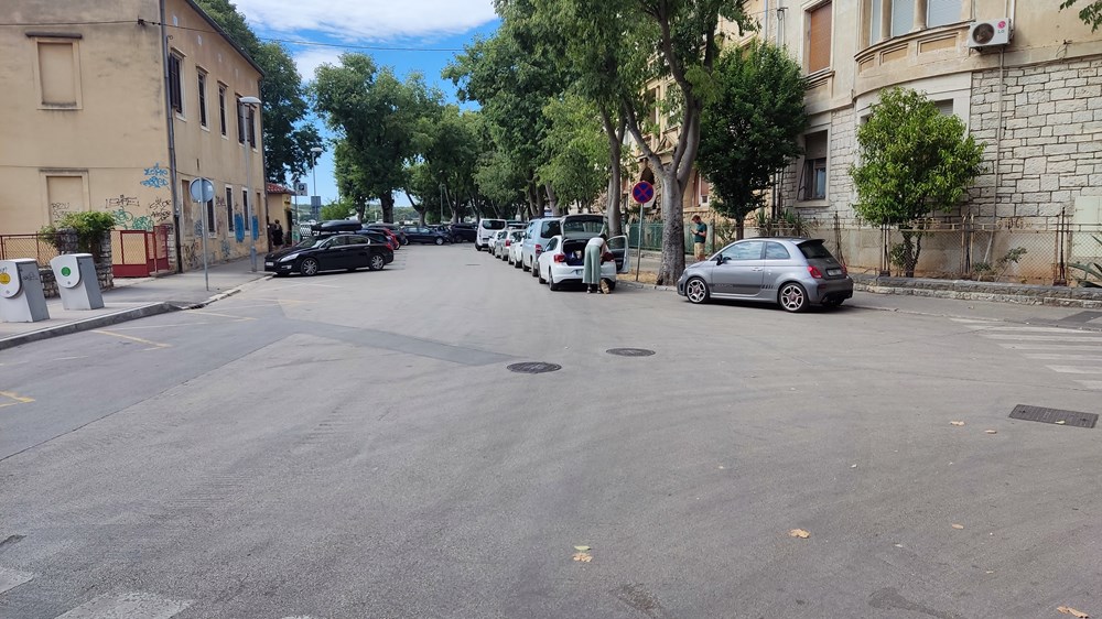 Parkiranje u Kolodvorskoj ulici u Puli - s jedne strane označena parkirna mjesta, a s druge strane... (Foto: čitatelj)